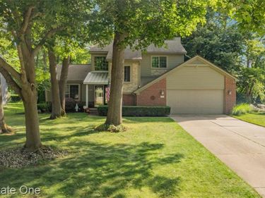 1574 Cardinal Ridge, West Bloomfield Twp, MI 48324