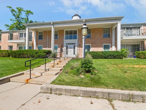 1305 W Main STREET, Unit 208, Lake Geneva, WI 53147