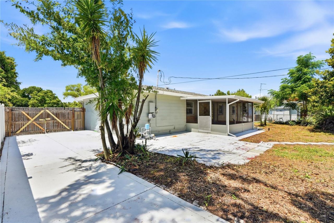 5586 30th Avenue N, Saint Petersburg, FL 33710 Photo