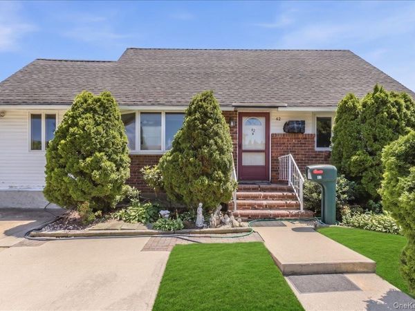 42 Larch Street , Hicksville, NY 11801