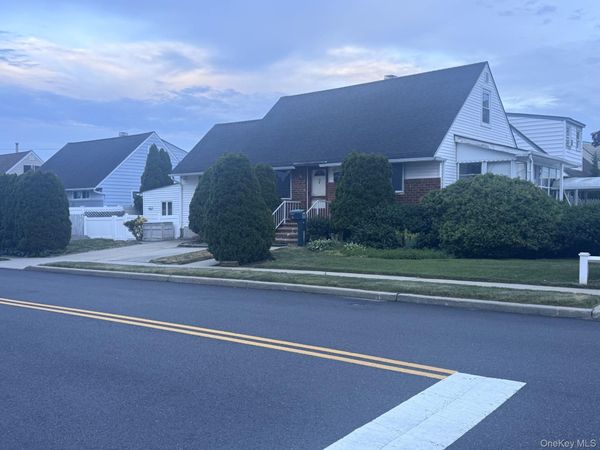 42 Larch Street , Hicksville, NY 11801