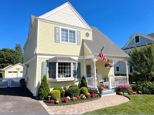 28 Pine Street, Sayville, NY 11782