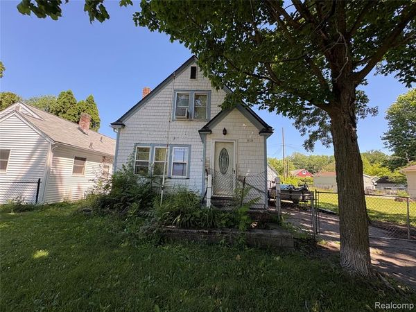 818 Loa Street, Lansing, MI 48910