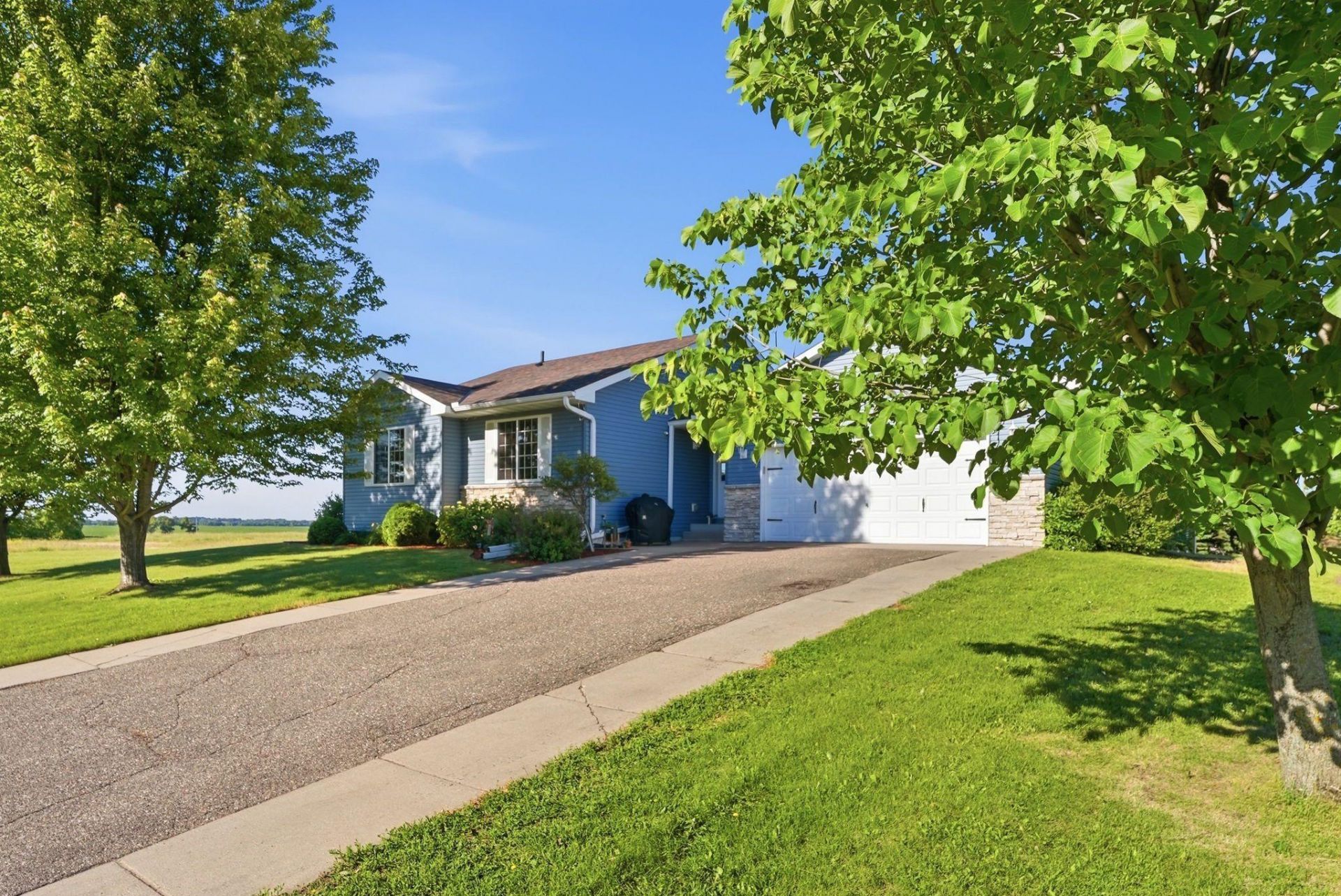 121 Shire Road N, Watkins, MN 55389 Main Photo