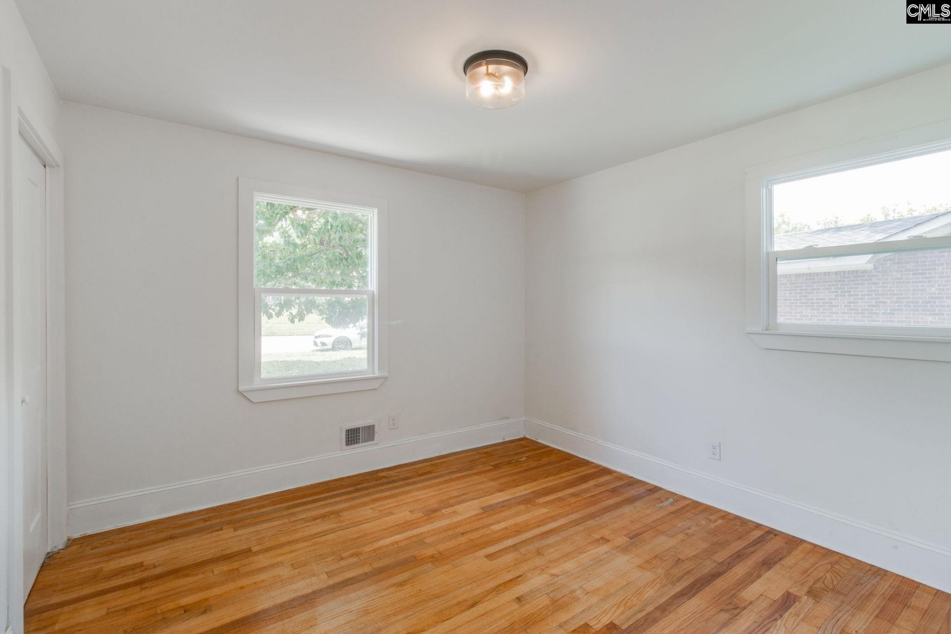 916 Newnham Drive Photo 31