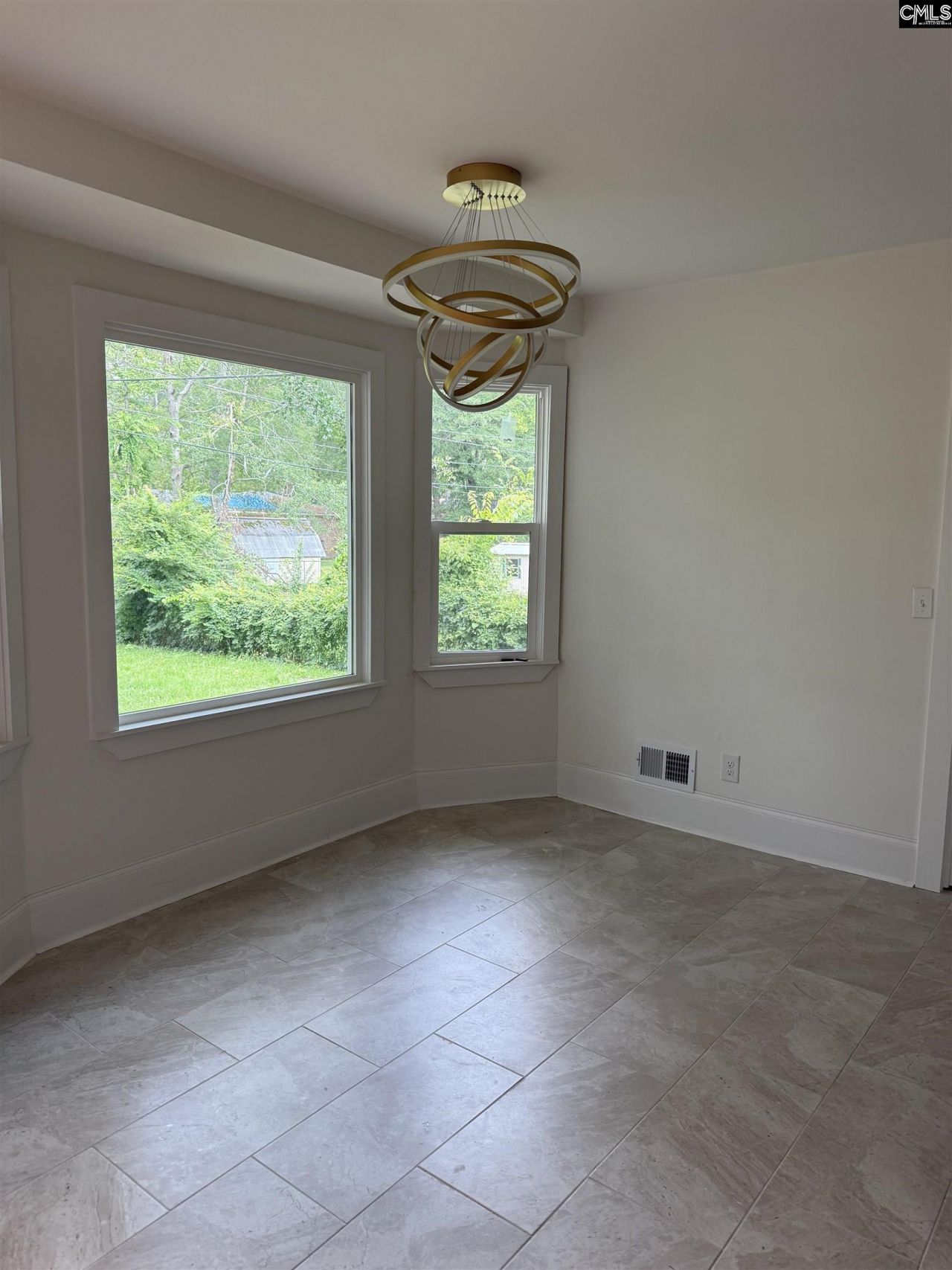 916 Newnham Drive  Photo 4