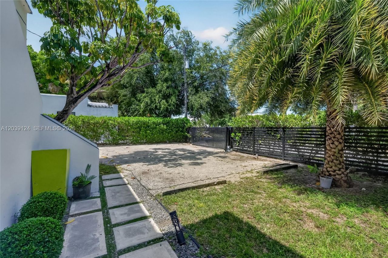 8270 NE 1st Pl , Unit 2, Miami, FL 33138 Photo