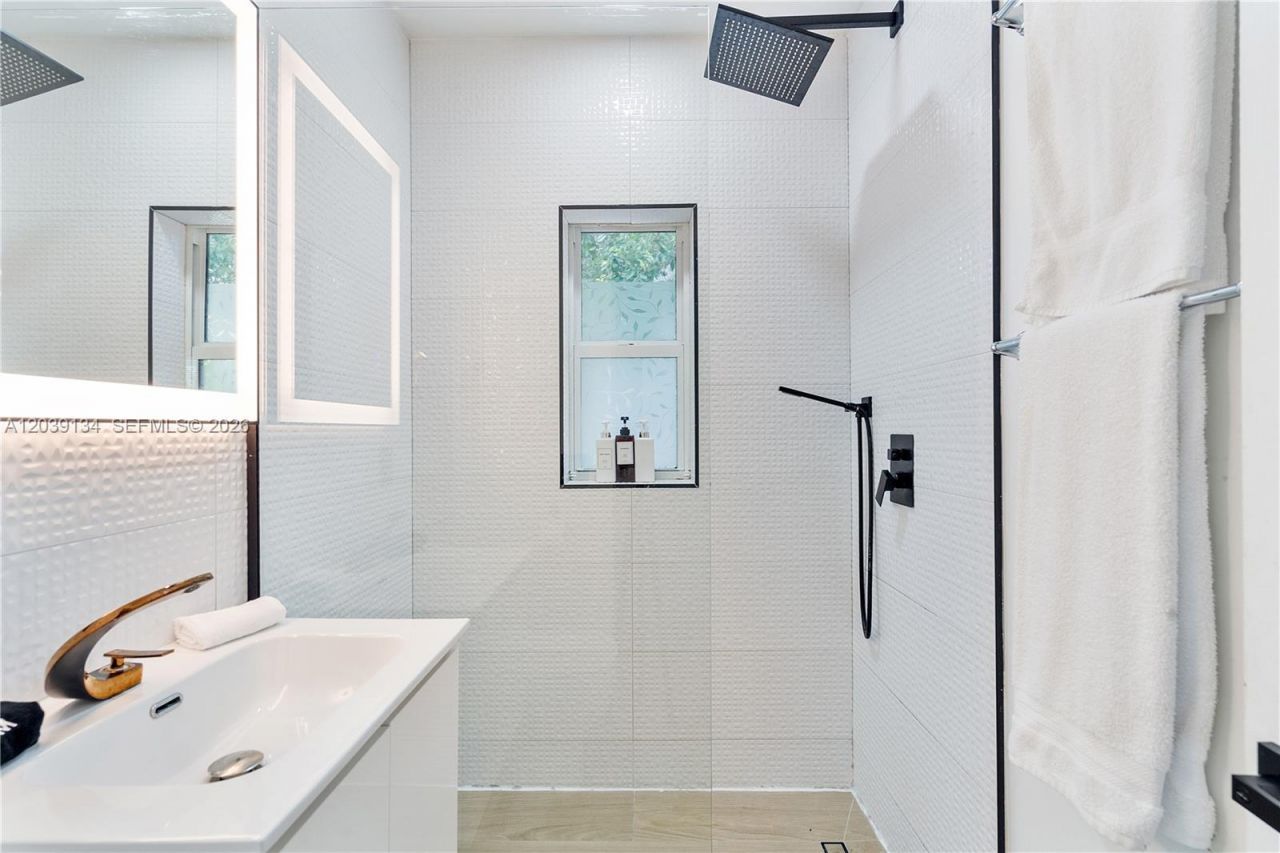 8270 NE 1st Pl , Unit 3, Miami, FL 33138 Photo