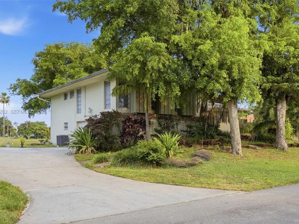 19015 E Saint Andrews Dr , Hialeah, FL 33015