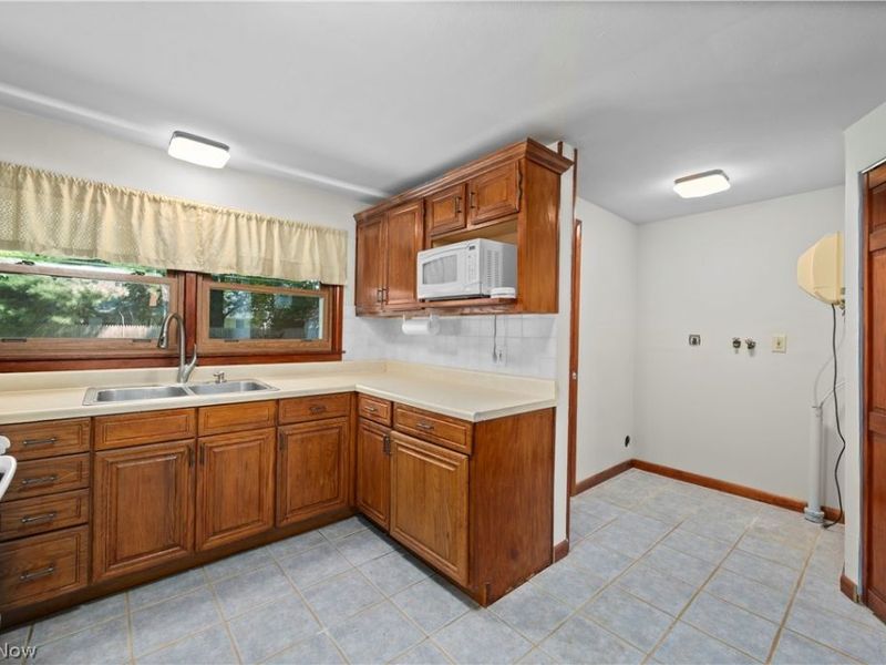 4905 Pinewood Drive, Sheffield Lake, OH 44054 Photo 8