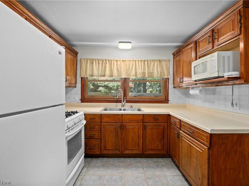 4905 Pinewood Drive, Sheffield Lake, OH 44054 Photo 9