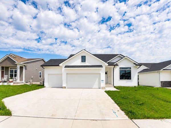 154 Crossroads Drive, Des Moines, IA 50315