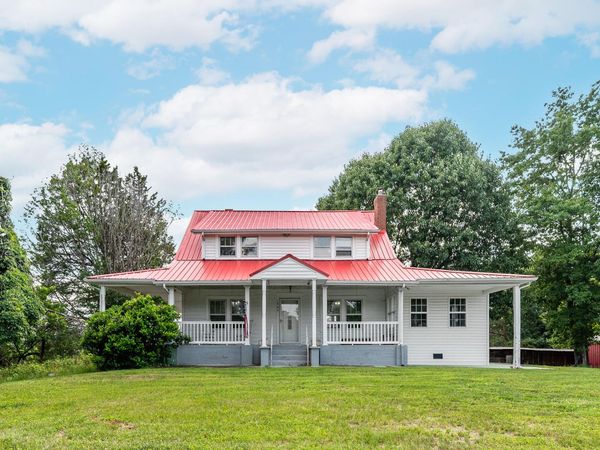 1560 Quarles RD, Thaxton, VA 24174