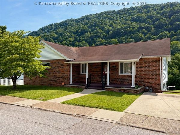123 5th Avenue, Glasgow, WV 25086