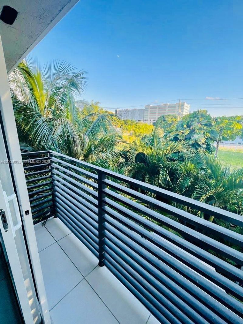 106 SE 9th Ct , Unit 201, Hallandale Beach, FL 33009 Photo