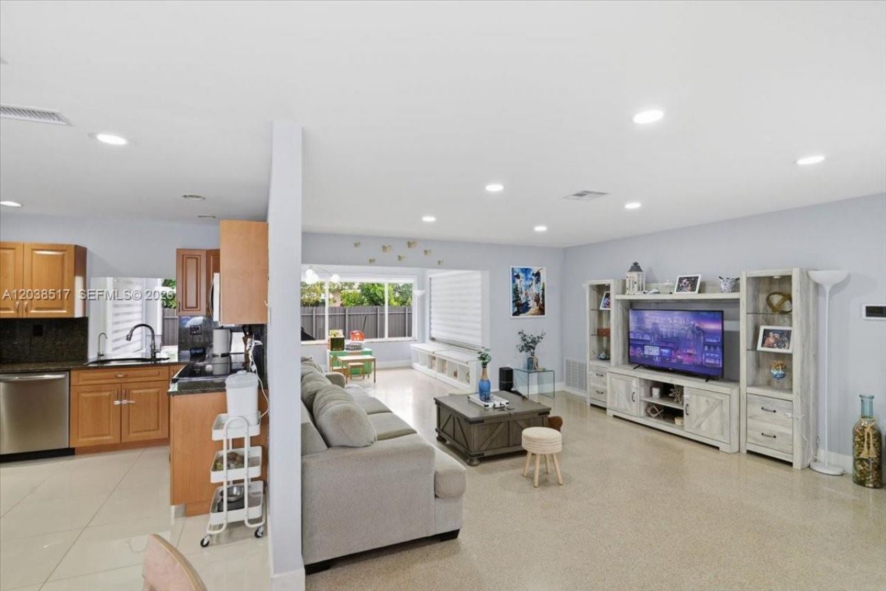 8211 NW 12th St, Pembroke Pines, FL 33024 Photo
