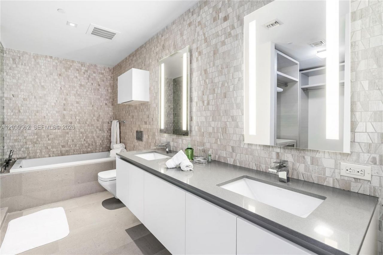 88 SW 7th St , Unit 1006, Miami, FL 33130 Photo