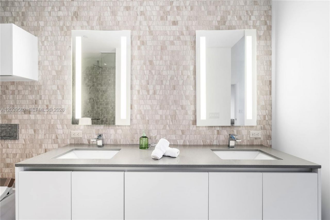 88 SW 7th St , Unit 1006, Miami, FL 33130 Photo