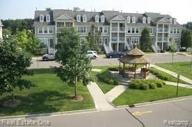 200 Park Green Drive, Lake Orion Vlg, MI 48362 Main Photo