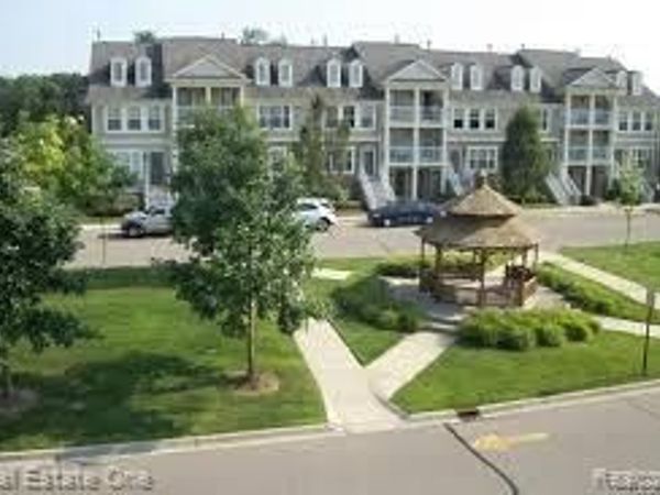 200 Park Green Drive , Lake Orion Vlg, MI 48362