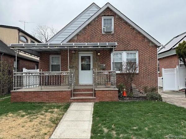 8252 257th Street , Glen Oaks, NY 11004