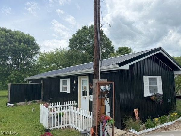 500 Holiday Avenue , Uhrichsville, OH 44683