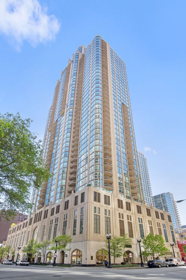21 E Huron Street , Unit 2104, Chicago, IL 60611 Main Photo