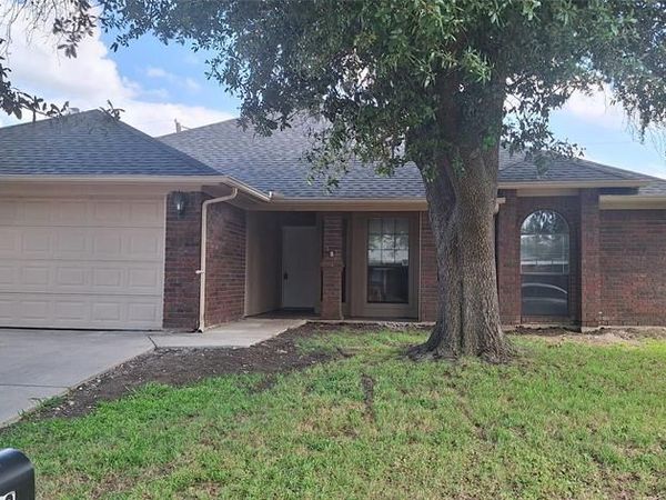 802 Crystal Creek Lane, Arlington, TX 76001