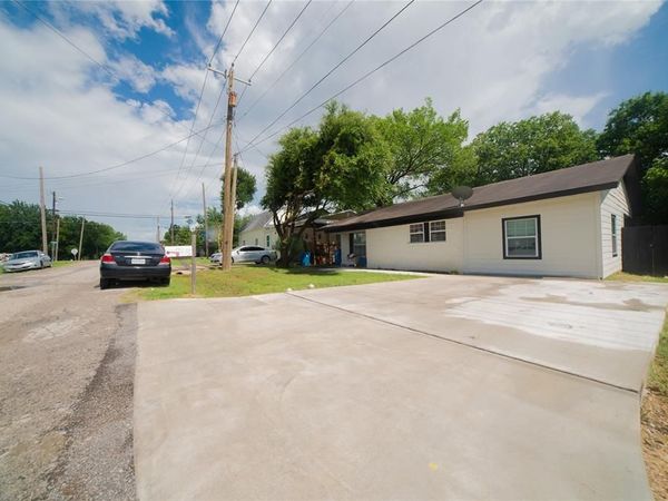 107 W Purdom Avenue , Alvarado, TX 76009