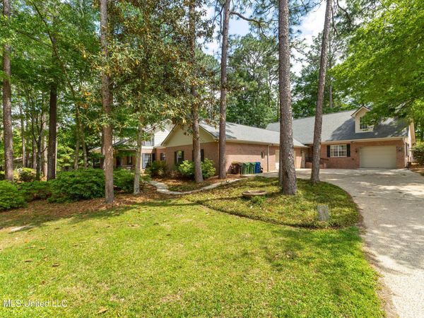 87 Fairlake Drive, Hattiesburg, MS 39402