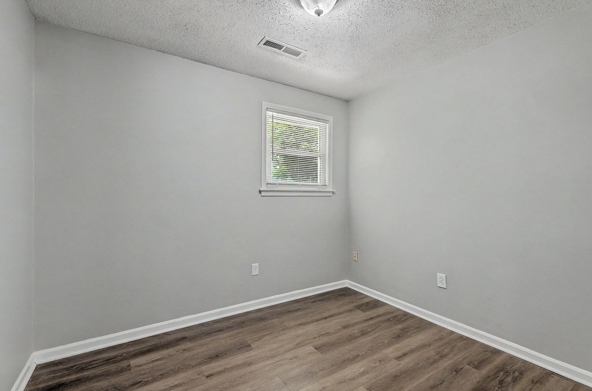 108 Bee Street Photo 20