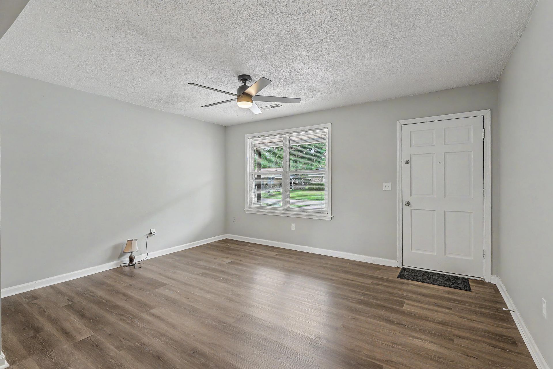 108 Bee Street Photo 5