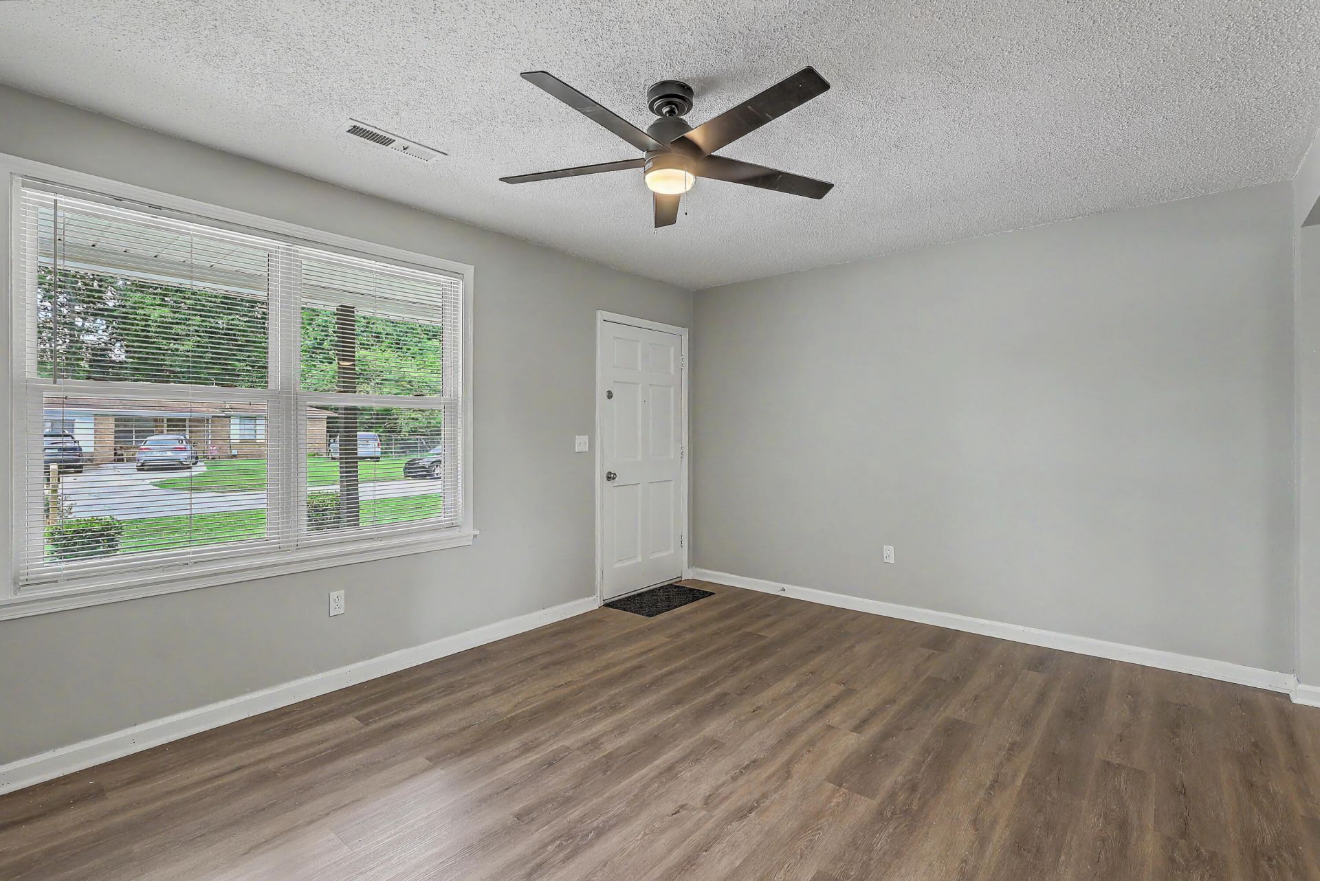 108 Bee Street Photo 6