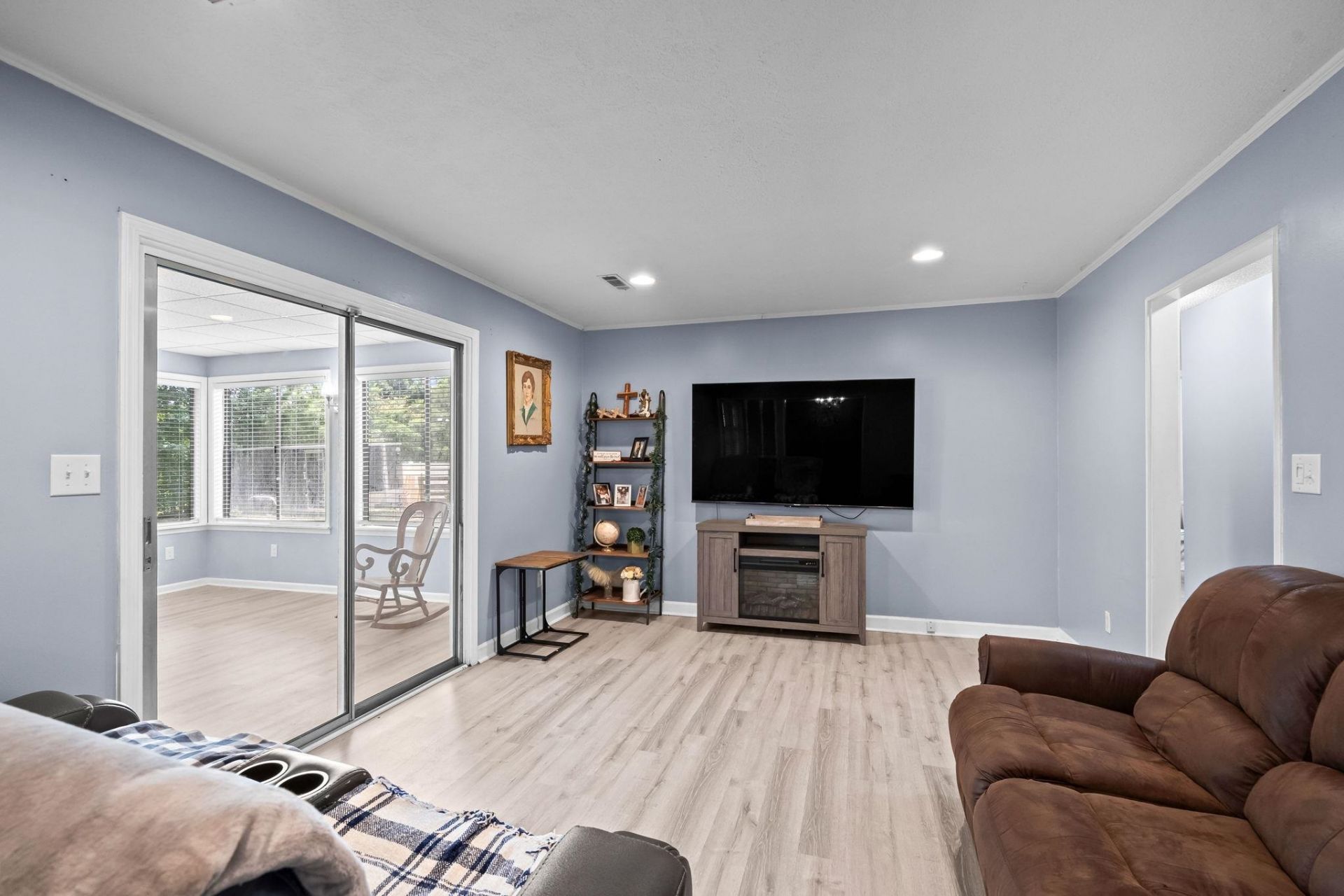 221 Hunters Rd.  Photo 4