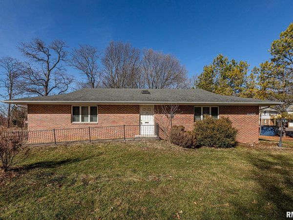 2105 N PARKWAY Drive, Pekin, IL 61554