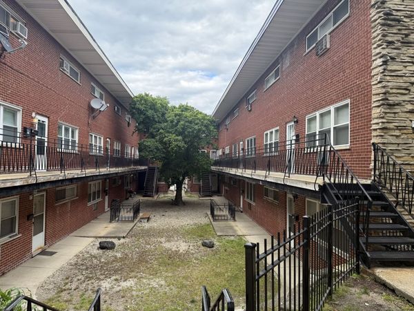 6911 N Ridge Boulevard, Unit 2C, Chicago, IL 60645