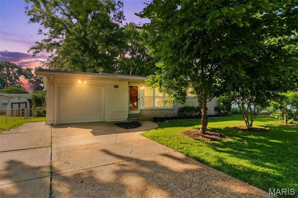 860 Flora Lane, Florissant, MO 63031 Main Photo