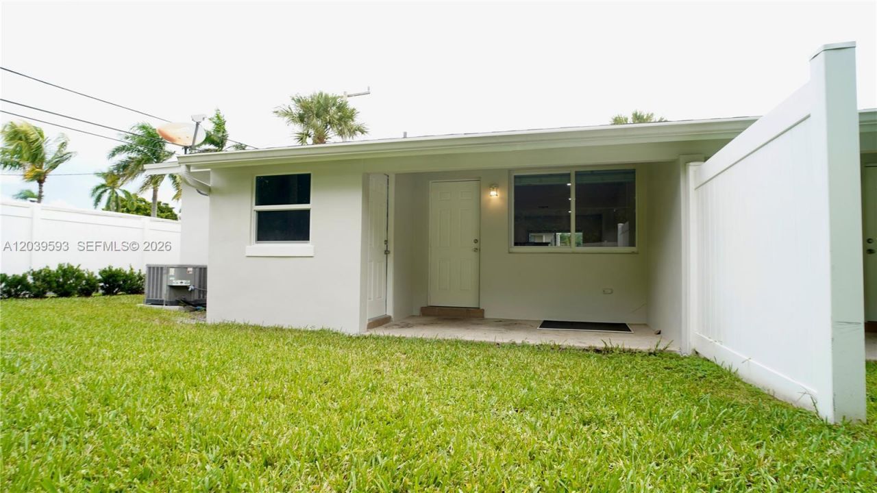 323 Northlake Dr, Unit 323/325, North Palm Beach, FL 33408 Photo