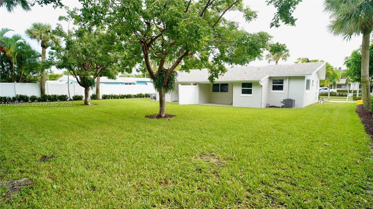323 Northlake Dr, Unit 323/325, North Palm Beach, FL 33408 Photo