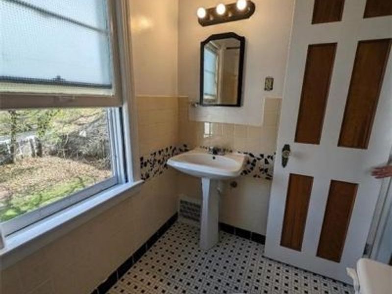 18707 Shawnee Avenue, Cleveland, OH 44119 Photo 3