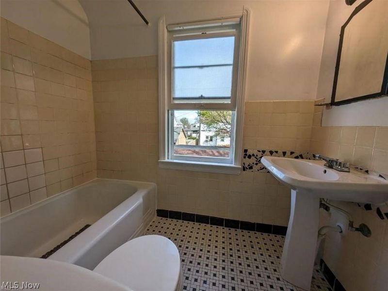 18707 Shawnee Avenue, Cleveland, OH 44119 Photo 4