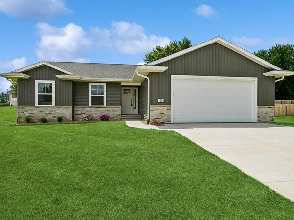 104 5th Ave Court, Coggon, IA 52218