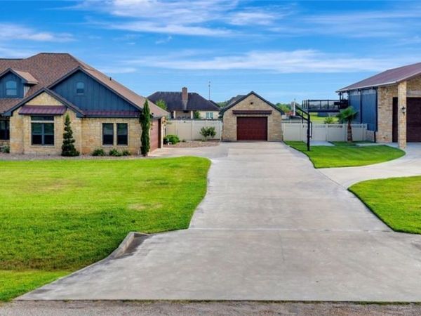 121 Spring Ridge, Victoria, TX 77904