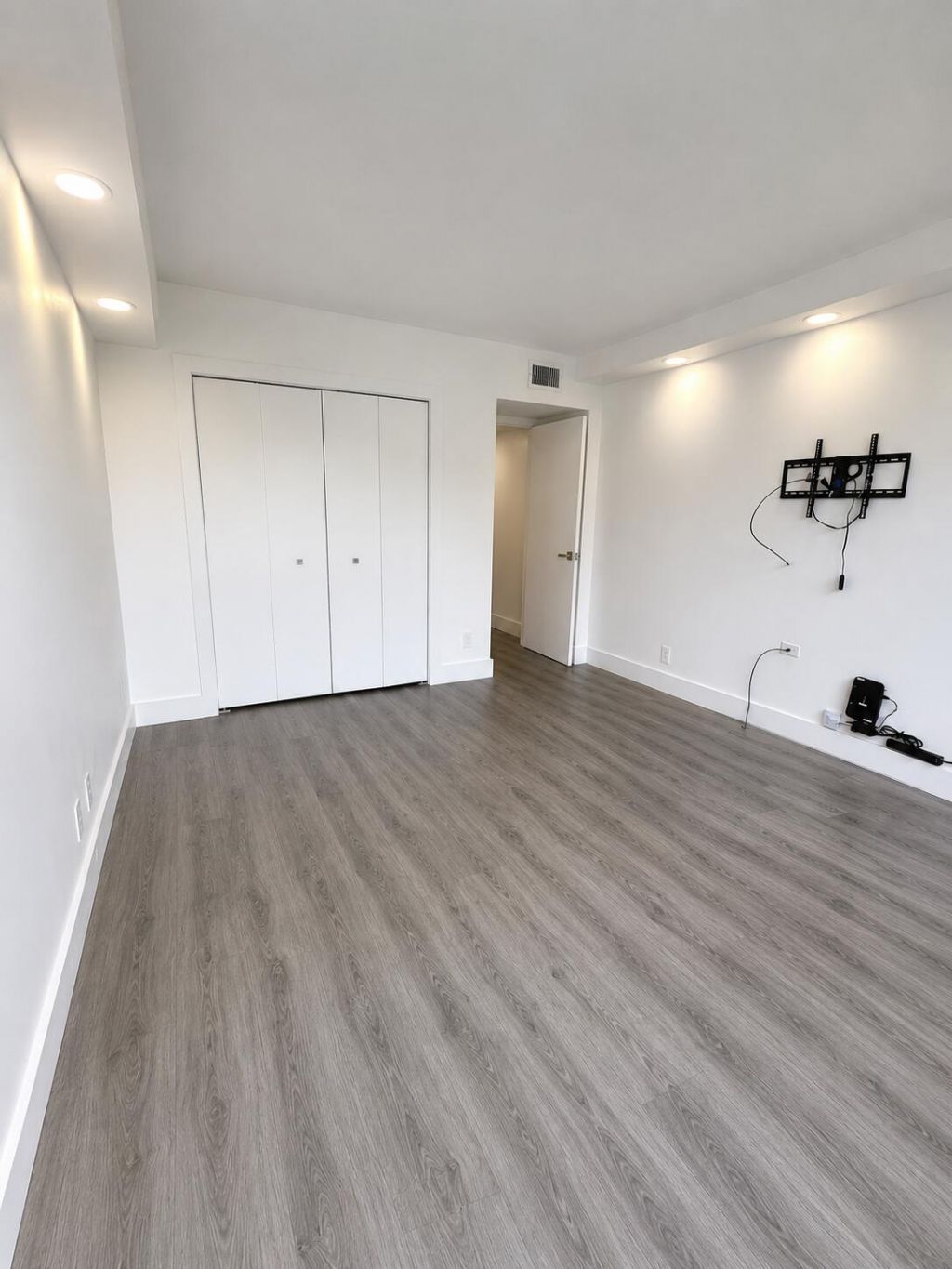 3930 Oaks Clubhouse Drive, Unit 303, Pompano Beach, FL 33069 Photo
