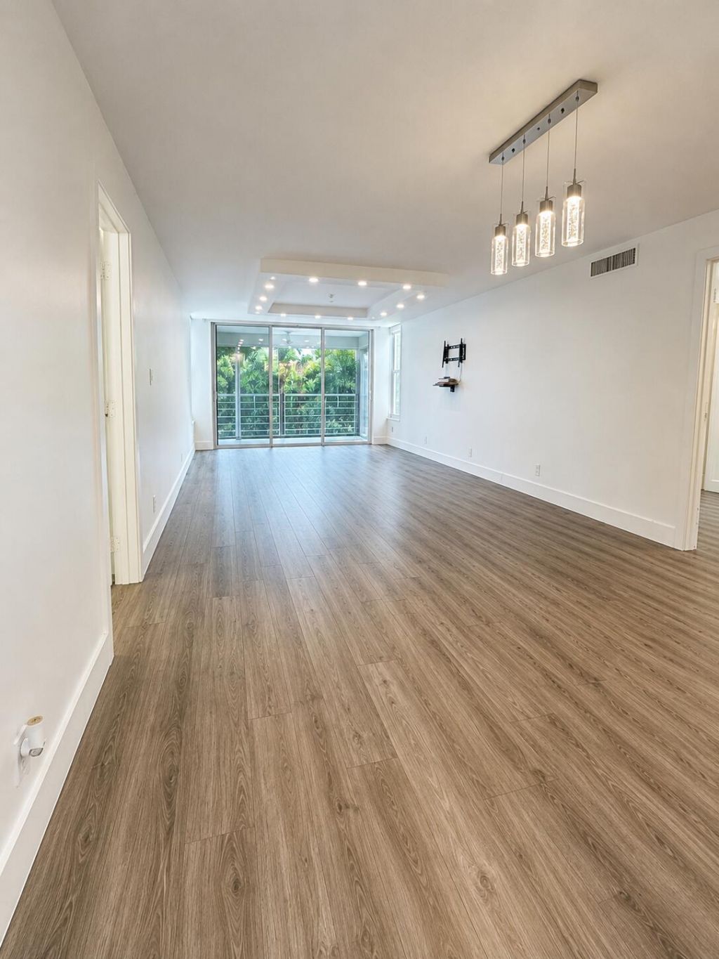 3930 Oaks Clubhouse Drive, Unit 303, Pompano Beach, FL 33069 Photo