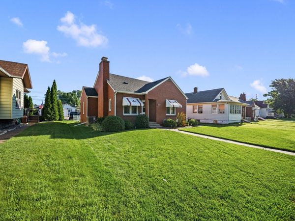 2134 W Locust Street , Davenport, IA 52804