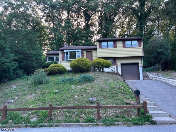 93 Knolls Rd, Bloomingdale, NJ 07403