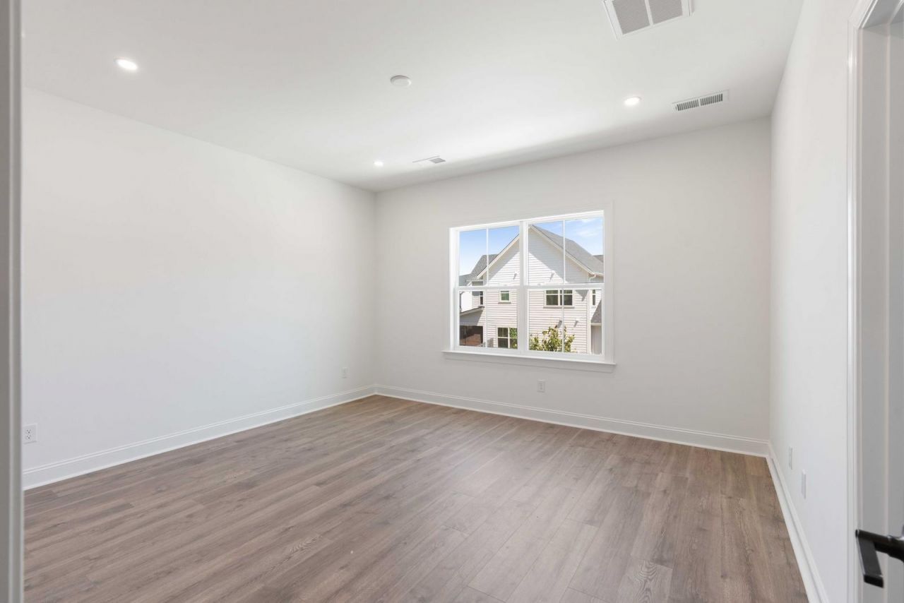 556 Hayes Park Boulevard Photo 36