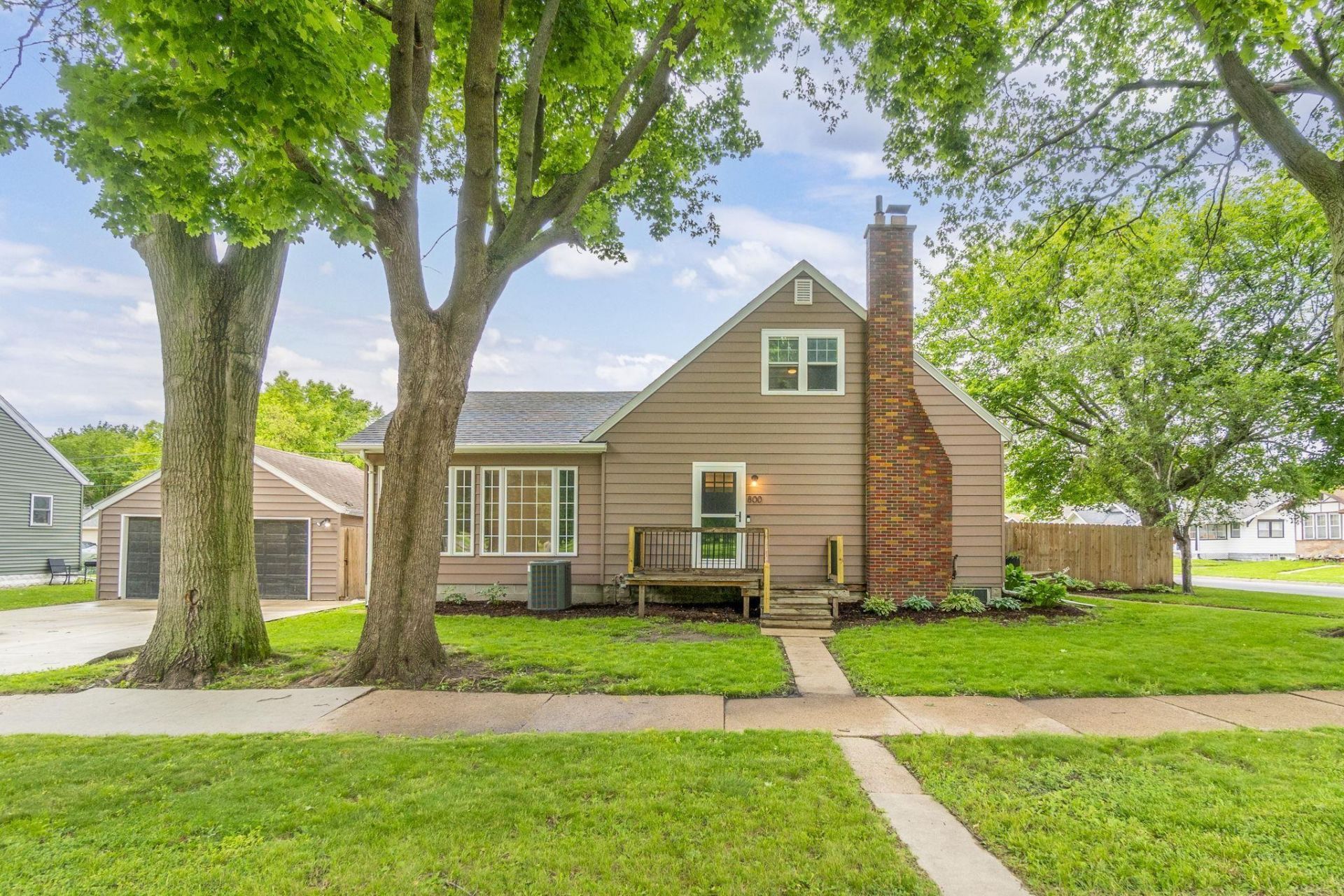 800 Campbell Avenue, Waterloo, IA 50701 Main Photo