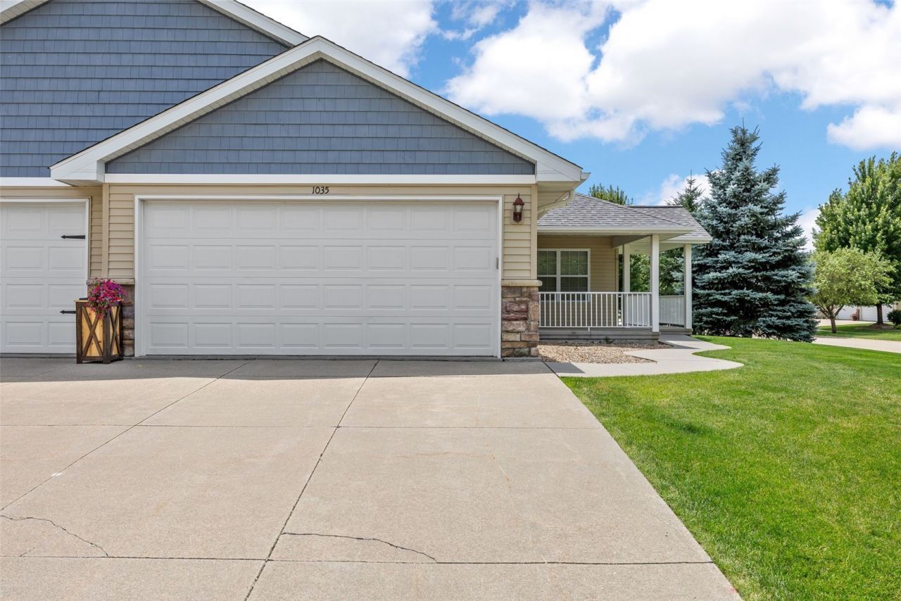 1035 Acacia Dr Ne, Cedar Rapids, IA 52402 Main Photo